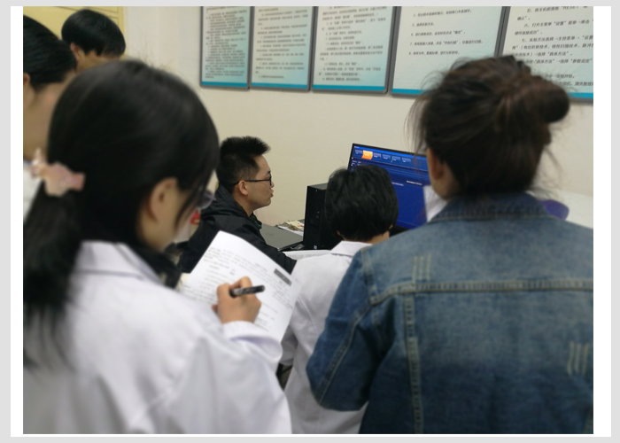 工程師在為校方人員現(xiàn)場演示Pulsar臺式核磁共振波譜儀