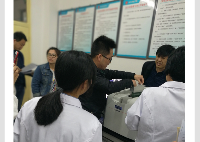 工程師在為校方人員現(xiàn)場演示Pulsar臺式核磁共振波譜儀